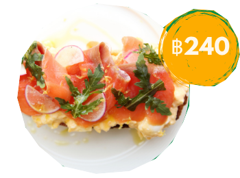 Smoked salmon with scrambled eggs and toast incl: Orange juice